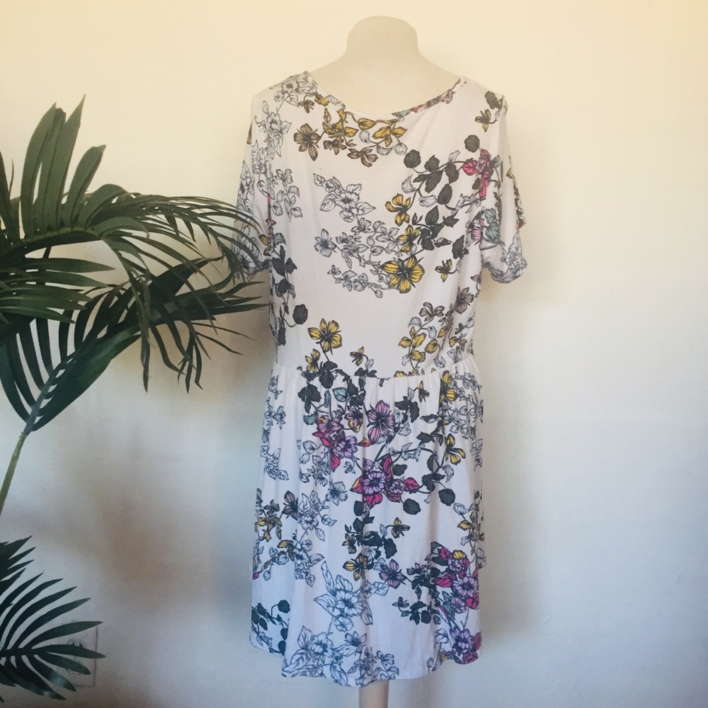 🎈Torrid Floral Button down Blouse - Picture 3 of 6